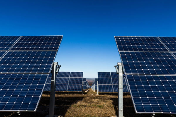¿Cómo se convierte la energía solar en electricidad mediante paneles solares?