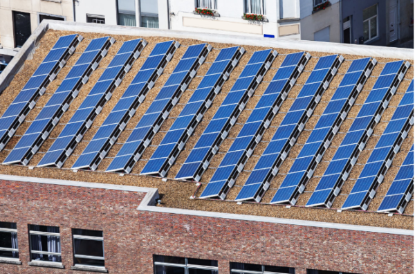 Instalación de paneles solares en techo plano