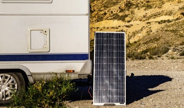 ¿Cuánto tiempo para cargar una batería de 12 V con un panel solar de 100 vatios?