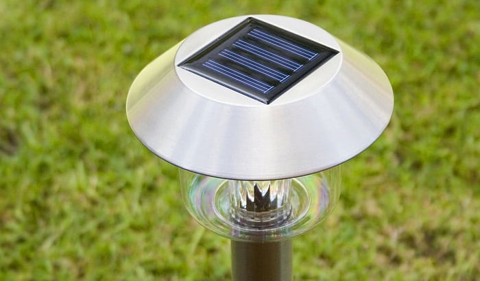 ¿Cómo cargar luces solares sin sol?