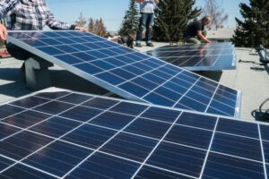 ¿Cómo conectar el panel solar a la batería y al inversor?