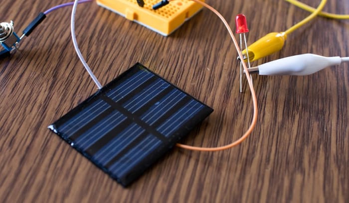 ¿Cómo hacer un panel solar casero con artículos para el hogar?